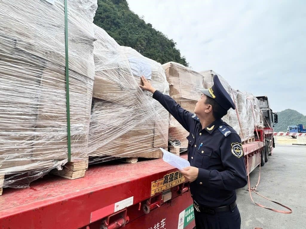 Lạng Sơn: Siết chặt kiểm soát hàng hóa thông quan tại các cửa khẩu dịp Tết Nguyên Đán