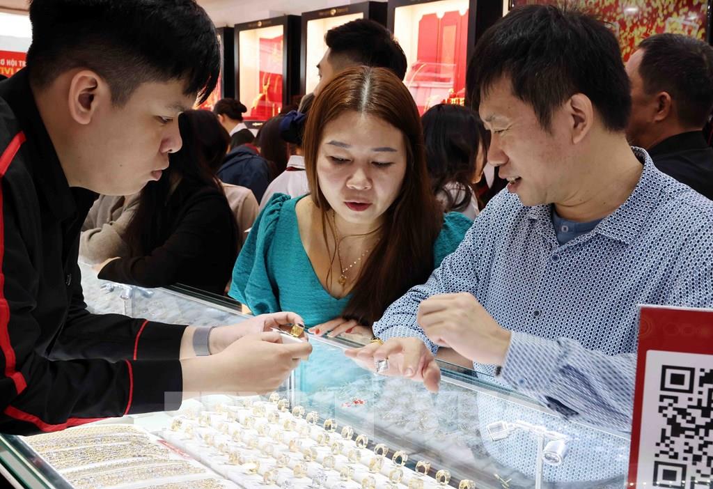 Giá vàng miếng sáng 23/2 tăng 3,6 triệu đồng/lượng