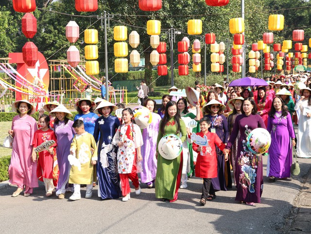 Duyên dáng Carnaval Áo dài 'Phụ nữ Thủ đô hội nhập và phát triển'