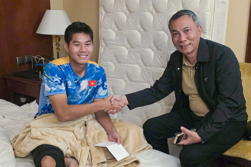 Chủ tịch VFF Trần Quốc Tuấn thăm và động viên trung vệ Hiểu Minh