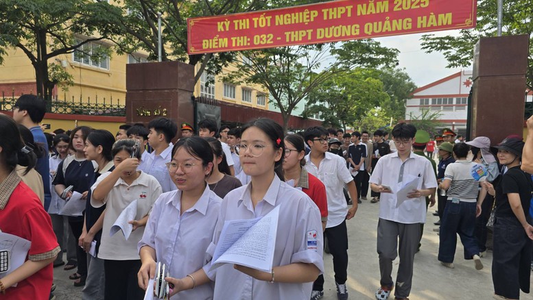 Đề Toán khó, nhiều học sinh chật vật: 'Không sát ôn luyện, dễ loạn công thức'