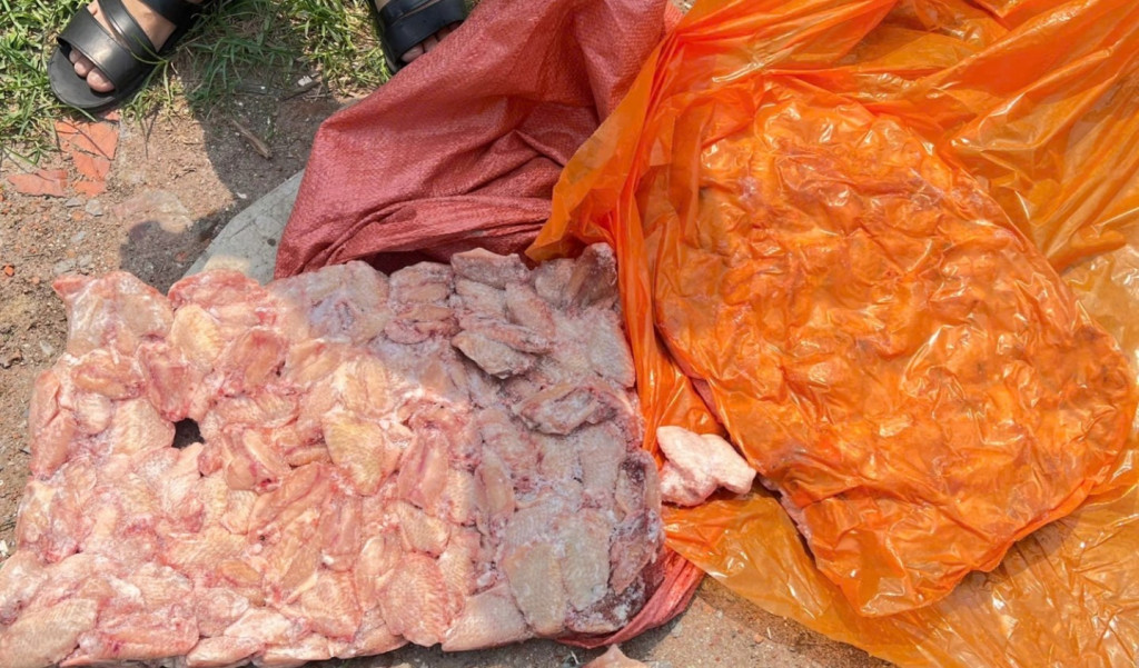 Quảng Ninh: Thu giữ gần 26 tấn thịt gà, lợn bốc mùi tại ba kho hàng sát biên giới