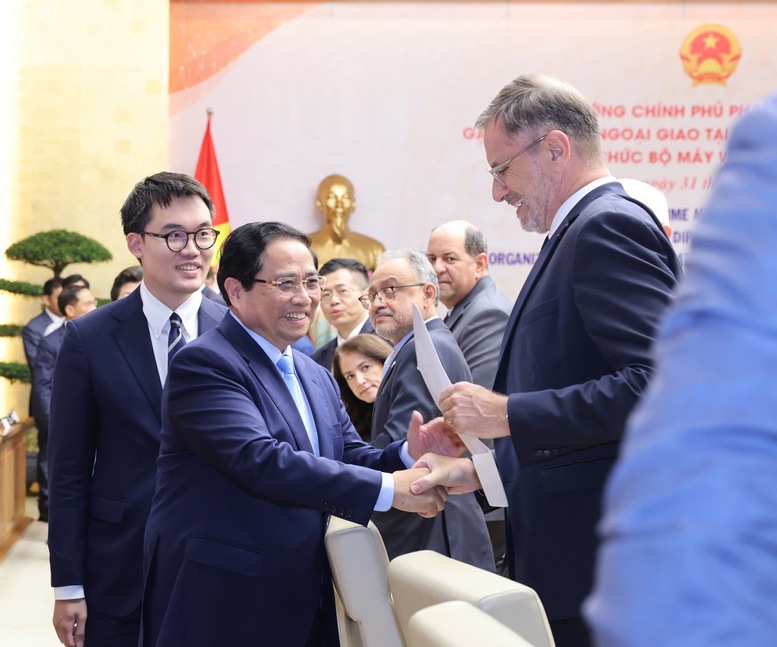 Thủ tướng gặp mặt Đoàn Ngoại giao tại Hà Nội thông tin về sắp xếp tổ chức bộ máy