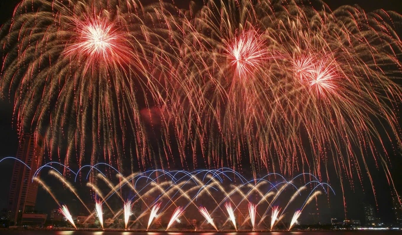 Trình diễn pháo hoa nghệ thuật quy mô lớn tại Hà Nội