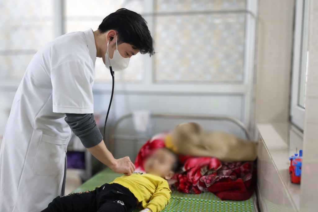 Bé trai 3 tuổi bỏng thực quản do uống nhầm axit