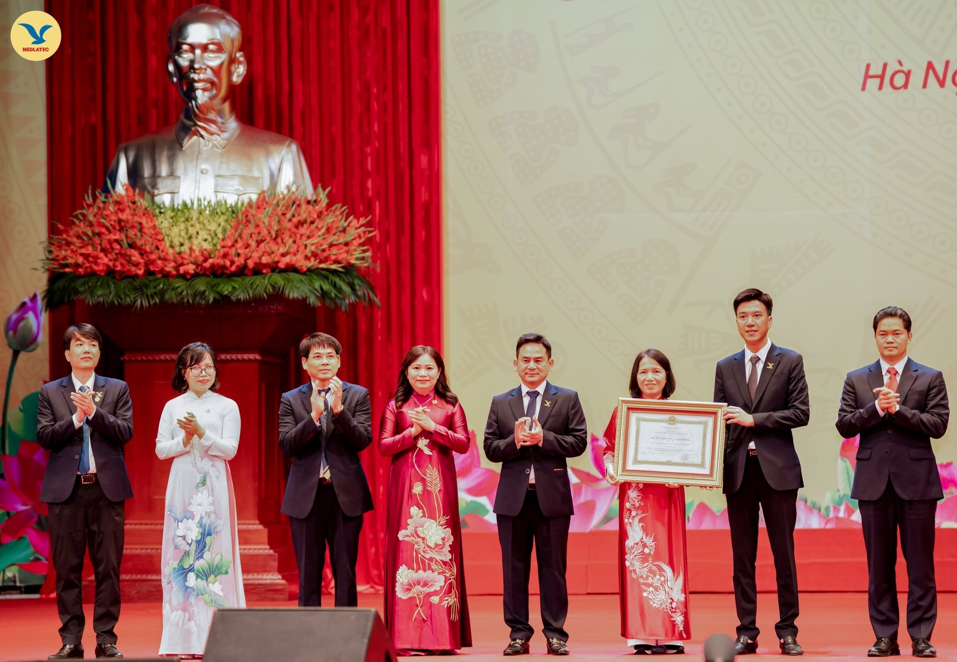  Hệ thống Y tế Medlatec đón nhận Huân chương Lao động hạng Nhì