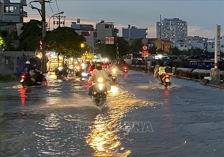 Thời tiết ngày 16/8: Trung Bộ, Tây Nguyên và Nam Bộ có mưa rào và dông