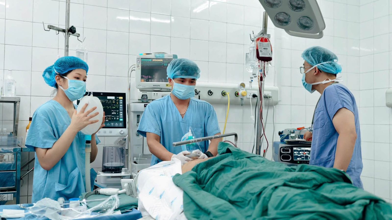 Vụ ô tô khách lao khỏi cao tốc: Nhiều nạn nhân đa chấn thương đang được cấp cứu
