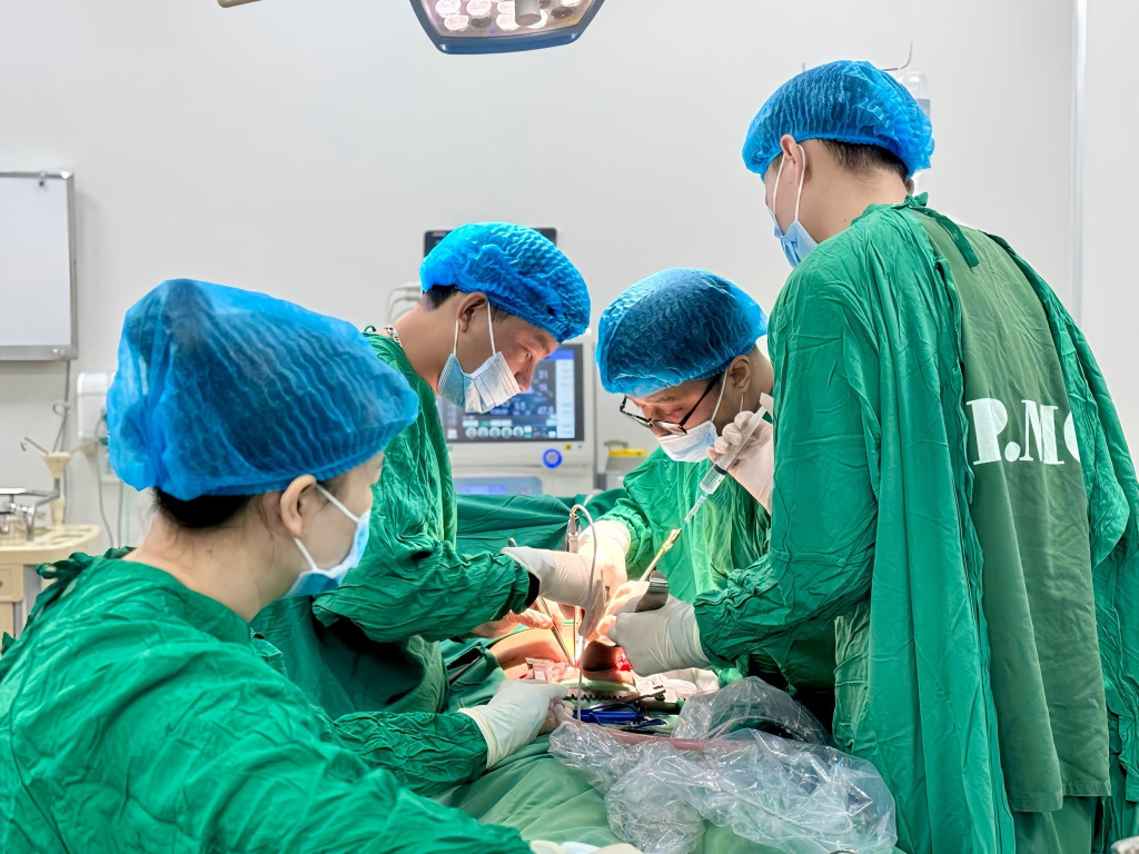 Vỡ đại tràng nguy kịch vì trì hoãn điều trị ung thư