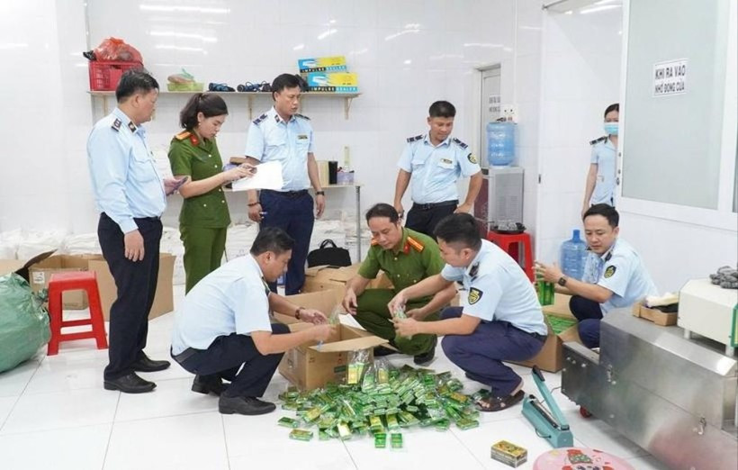 Bắt giữ 2 người liên quan vụ sản xuất dầu gió giả quy mô lớn