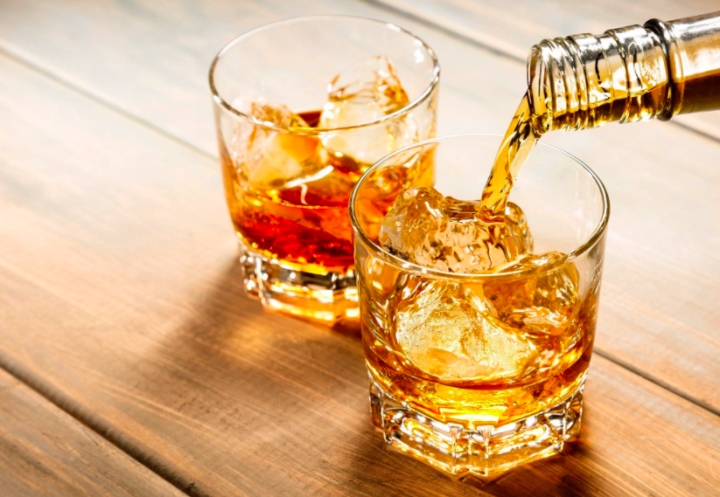 Điều nguy hiểm không nên làm khi uống rượu, vì có thể gây nguy cơ tử vong