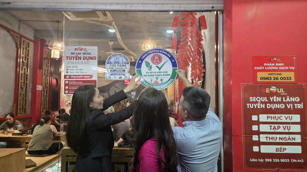 Hà Nội: 14 cơ sở trên phố Yên Lãng được gắn logo kiểm soát an toàn thực phẩm