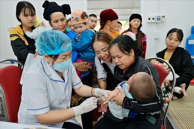 Thí điểm mở rộng hỗ trợ các cặp vợ chồng sinh con trước 35 tuổi