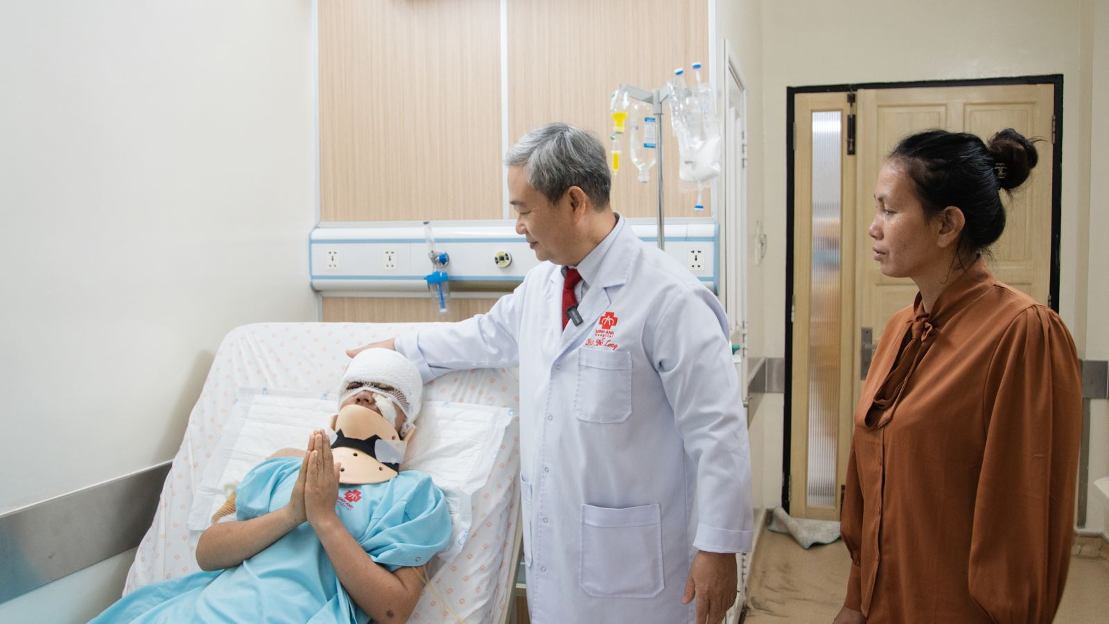 Bị cuốn tóc vào máy tuốt lúa, cô gái 26 tuổi bị lột da đầu và chấn thương đốt sống cổ