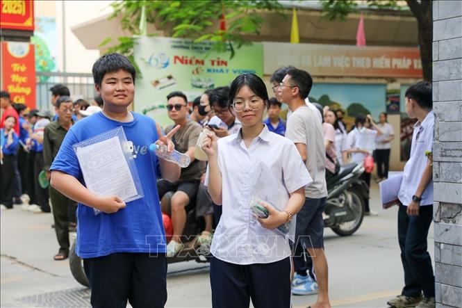Khoảng 125.000 thí sinh Hà Nội đến các điểm thi làm thủ tục dự thi vào lớp 10
