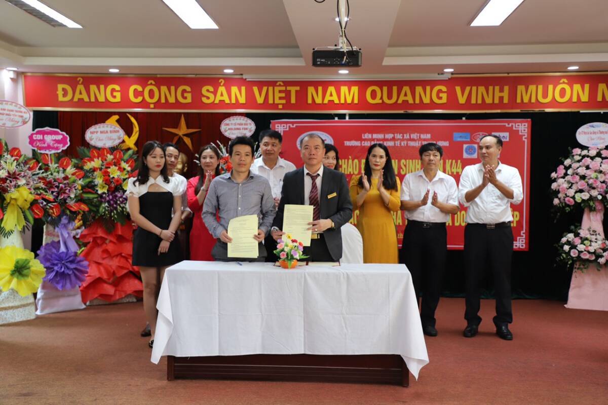Hà Nội : Trường Cao đẳng Kinh tế – Kỹ thuật Trung ương long trọng tổ chức  Lễ bế giảng, trao bằng tốt nghiệp cho sinh viên