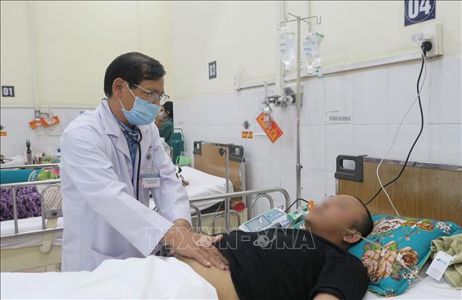 Bác sĩ cảnh báo nguy cơ viêm tụy cấp khi uống quá nhiều rượu, bia những ngày Tết