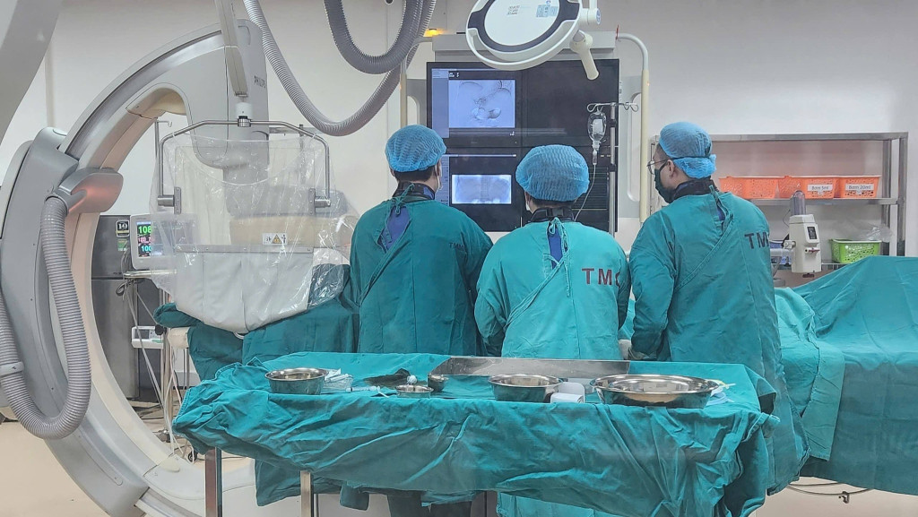 Tai nạn hy hữu: Tạ rơi trúng bụng khiến bệnh nhân vỡ gan nguy kịch