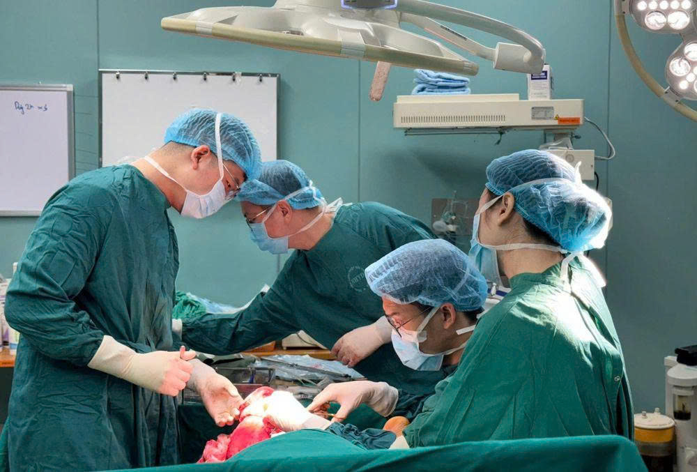 Suýt mất chân vì đắp lá chữa bỏng lửa